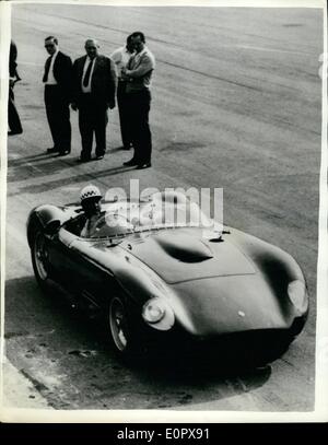 Apr. 04, 1957 - Jean Behra pratiche per il ''mille Miglia'' nella nuova Maserati.: un pilota francese, Jean Behra, chi recenlty ha vinto il Grand Prix di Pau - visto posti a sedere fuori per una esecuzione pratica sulla pista di Monza, nei pressi di Milano nel nuovo 8-cilindro Maserati, in cui egli si troverà a competere nel prossimo ''mille Miglia'' gara. Foto Stock