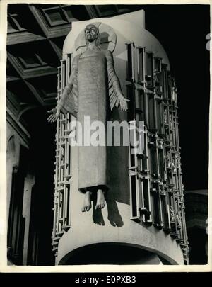 Apr. 04, 1957 - Nuovo virus di Epstein statua svelata al Llandaff Cathedral. Dedidation di Cristo - in alluminio. Il restaurato navata della Cattedrale Liandaff che è stato danneggiato da una terra mente nel 1941 - è stato quello di essere visto questo pomeriggio e il lavoro più recente da Sir Jacob Epstein - a 16 ft. alluminio statua del Cristo è stato svelato che è stato impostato in un grande arco costruito attraverso la navata. Il lavoro viene denominato ''l'majestas". Foto mostra la vista della gigantesca statua di Cristo - a Liandaff oggi Cattedrale. Foto Stock