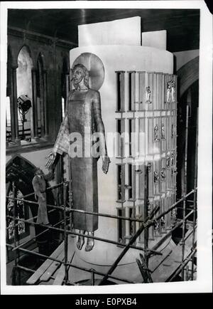 Apr. 04, 1957 - Nuovo virus di Epstein statua svelata al Llandaff Cathedral. Rimozione del ponteggio da un round ''l'Majestas": l'ultima opera di Sir Jacob Epstein 16ft. la figura di Cristo in ghisa e alluminio argento cloloured è stato svelato nella Cattedrale di Llandaff per la dedicazione della cattedrale la restaurata navata fu rehallowed oggi. Mostra fotografica di operai alacremente la rimozione del ponteggio da circa "Majestas" in preparazione per la dedizione cerimonia alla Cattedrale di Llandaff oggi. Foto Stock