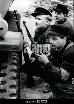 Apr. 04, 1957 - Street-combatte in oriente-Berlin. L'est-zona agranged governo sul 13 aprile una grande manovra di fabbrica-lotta contro gruppi insieme con le unità di polizia per le strade di Berlino est. I combattimenti avvenuto presso la Alexander-luogo e davanti a est-Berlin twonhall. Anche i serbatoi hanno partecipato all'manoeuvra. La lotta contro i gruppi utilizzati unsharp munizione. I combattimenti hanno avuto la charakter di una guerra citzen. Dopo l'esercizio un graet parata e la riunione ha avuto luogo sulla Bebel-Place e nella parte anteriore della citta'-hall. Foto Stock