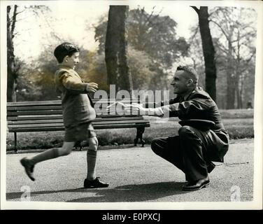 Apr. 04, 1957 - Stati Uniti Grandi incontra il suo figlio - probabilmente per l'ultima volta.: Gerhater principali degli Stati Uniti forze volò 6.000 miglia per la Gran Bretagna per cercare di ottenere la corte di appello di cambiare un magistrato della fine - la concessione di custodia di suo figlio di otto anni Craig - a sua madre la signora Daisy Gershater di Royston Park, berlina fine, Middlesex.La corte ha rifiutato di fare il cambiamento - in modo che le principali doveva essere contenuto con solo un giorno con il suo giovane figlio. La foto mostra i principali Ben Gershater attende a braccia aperte come suo figlio viene acceso per lui per iniziare la loro giornata insieme. Foto Stock