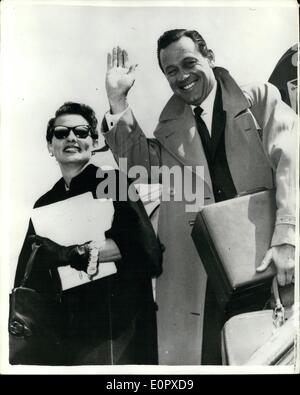 Apr. 04, 1957 - famoso schermo americano arriva a stella Atene William Holden e sua moglie.: popolare americana star dello schermo William Holden e sua moglie - Brenda Marshall visto al loro arrivo in Atene - per una breve visita. Foto Stock