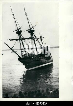 Apr. 04, 1957 - Il ''Mayflower II" - quasi va ''Occidente'' troppo presto: il ''Mayflower II" - la replica dei Padri Filgrim; nave - aveva un elenco quando lei è stato trainato dal bacino di carenaggio a Brixham, Devon, la notte scorsa. Il suo ballas è stata regolata prima di lei era ormeggiata in porto esterno. La foto mostra il ''Mayflower II" - con la sua lista - prima di essere raddrizzato ultima sera. Foto Stock