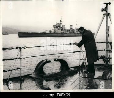 Apr. 04, 1957 - Le navi della Royal Navy pronto per interruttori ' cantiere. Cambiamento più grande mai nella politica militare. Molte grandi navi della Royal Navy compresi H.M.S King George V e la nave sorella H.M.S Anson e H.M.S Duca di York sono tra i molti giacente in corrispondenza di ancoraggio in corrispondenza Gareloch sul fiume Clyde pronto per la colazione ' cantiere. Essi sono stati condannati dal libro bianco sulla difesa che segnali il più grande cambiamento nella politica militare mai realizzata in tempi normali. La foto mostra in grado ex marinaio Boyd guarda l'erba che comincia a crescere sul quarto ponte di H.M.S Re George V. con H.M Foto Stock