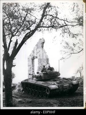 Apr. 04, 1957 - Uno sguardo alla Germania ovest; americano serbatoi anticipo durante un esercizio di campo a Grafendor, Germania, sono presidiati da personale della terza divisione corazzate. Foto Stock