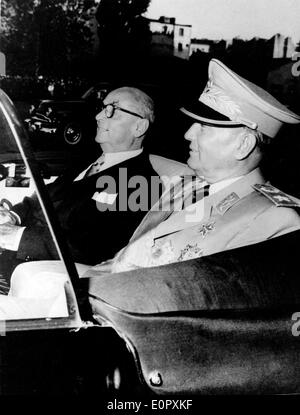 Il Celal Bayar e Josip Broz Tito in sella a un auto Foto Stock