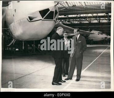 04 aprile 1957 - il principe Filippo visita le fabbriche di artigianato aereo.. Vede il vincitore a Raddett: Il principe Filippo-Duca di Edimburgo ha visitato le fabbriche handley Page a Radlett e Cricklewood questa mattina. Immagini: Sir Frederick Handely Rage spiegando la costruzione del 'Vicbor' al principe - con in background il Sig. Eames, Supt. Della fabbrica Radlett-  questa mattina. Foto Stock