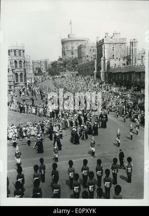 Giugno 17, 1957 - Queen investe nuovi cavalieri a Windsor. Processione alla cappella: H.M. La regina di questo pomeriggio ha investito due nuovi cavalieri della Giarrettiera - a Windsor. Essi erano Lord Ismay, chi era Churchill il capo del personale gli anni della guerra e signore Middleton, Signore. Lieut. dell'East Riding of Yorkshire. Mostra fotografica di vista generale come la processione con la regina e il Duca di Edimburgo - fa il suo modo per la Cappella di San Giorgio. per la cerimonia a Windsor oggi. Foto Stock