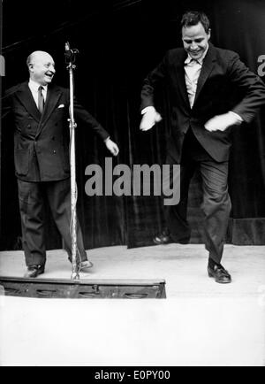 Attore Marlon Brando ballando sul palco con Roger Feral Foto Stock