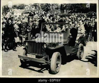Maggio 05, 1957 - Regina Juliana celebra il suo 48esimo. Compleanno famiglia reale in una Jeep.: celebrazioni si sono tenute in tutta l'Olanda ieri in onore del 48th. compleanno di H.M. Regina Juliana. Phot mostra Prince Bernhard al volante di una jeep. prende la Regina Juliana e le loro quattro figlie per un compleanno drive - durante le celebrazioni a palazzo Soestdijk. Foto Stock
