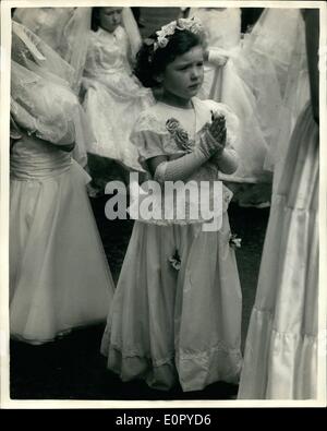 Lug. 07, 1957 - La processione annuale del ''La Nostra Signora del Monte Carmelo" di Clerkenwell. La processione del ''La Nostra Signora del Monte Carmelo'' una cerimonia annuale di Londra colonia italiana di Clerkenwell ( Little Italy) ha avuto luogo oggi. La foto mostra con le sue mani giunte insieme questa bambina cammina in processione per le strade di Clerkenwell. Foto Stock