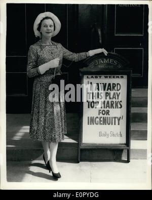 Lug. 07, 1957 - Vivien Leigh visitatori St.James Theatre ella proteste contro la demolizione : Vivien Leigh, attrice moglie di Sir Laurence Olivier, che la settimana scorsa si alzò in House of Lords e protestato contro la demolizione del 122-anno-vecchio St James's theatre, è andato lungo vi questo pomeriggio. Oggi lei è stato previsto per incontrare il sig. Felix Fenston, il finanziere, chi ha comprato il Teatre e piani di tirarla verso il basso per rendere possibile la costruzione di uffici, mostra fotografica di Vivien Leigh visto quando arrivò a St. James's Theatre questo pomeriggio. Foto Stock