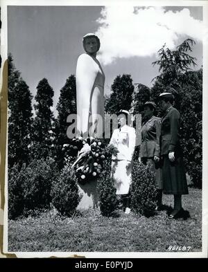 Maggio 05, 1957 - America onora i suoi morti di guerra: infermieri dell'esercito, della marina e di Forze Aeree deporre una corona al memoriale di infermieri, Arlington, Virginia, per onorare le loro donne che morì al servizio degli Stati Uniti. Foto Stock