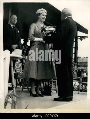 Lug. 07, 1957 - la regina e il Duca di Jersey: H.M. della Regina e del Duca di Ediburgh arrivati in Jersey oggi, all'inizio delle loro tre giorni di visita alle Isole del Canale. Questo pomeriggio sono andato a Springfield la mostra la terra della Royal Jersey agricole e orticole società dove hanno visto una sfilata di Jersey di bestiame. Mostra fotografica di H.M. la regina visto come ha presentato la Coppa del Re, che viene assegnato ogni anno al proprietario dell'animale migliore nella primavera bestiame, al sig. C.C. Pallot, a Springfield oggi. Foto Stock