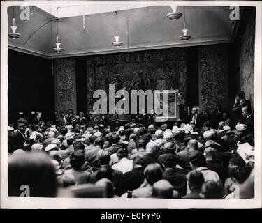 07 luglio 1957 - Famous Art Collection on sale at Sotheby's: L'asta della collezione Weinberg di dipinti impressionisti francesi - del valore di circa 500,00 dollari, inaugurata questa mattina presso Sotheby's, New Bond Street. La collezione apparteneva al banchiere internazionale William Weinberg, morto lo scorso febbraio. Spettacoli fotografici: Vista sui generi nella sala di vendita questa mattina durante la vendita di ''Jeunes Baiurs Bretons'' di Paul Gauguin (1888) - questa mattina. Fu venduto per circa 17.000. Foto Stock