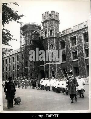 Maggio 05, 1957 - battendo i limiti della Torre di Londra inizio della processione.: l'antico cerimoniale di battere i limiti della Torre di Londra - si è svolta questa mattina - La processione del Royal Choirbous era guidata dal sig. Allan Griffin Chief Warder. Mostra fotografica di vista generale come la processione inizia la torre questa mattina - che mostra la cappella in background. Foto Stock