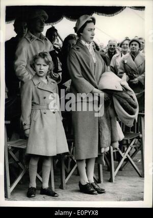 11 maggio 1957 - Royal Windsor Horse Show: H.M. La regina, principessa Margaret e Princess Anne, oggi frequentato il Royal Windsor Horse Show. La foto mostra la principessa Margaret e Princess Anne, visto all'arrivo nel Royal box - per lo spettacolo di oggi. Foto Stock