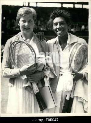 Lug. 07, 1957 - tennis a Wimbledon. Donne Singoli Semi-Final. Althea Gibson bestia Christine Truman. Althea Gibson (U.S.A.), oggi ha raggiunto la finale del singolare femminile a Wimbledon, quando ha battuto Christine Truman (G.B., 6-1, 6-1). Keystone Foto Mostra: Christine Truman (sinistra) e Althea Gibson, visto dopo il loro match di oggi. H/Keystone Foto Stock