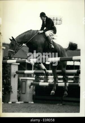 Lug. 07, 1957 - International Horse Show a Città Bianca. ''Leo ll'" colpisce un salto: Miss C. Middleton un giovane pilota inglese colpisce la staccionata quando prendendo un salto su ''Leo si'' durante la vita di paese e equitazione Cup concorso al International Horse Show-White città oggi. Foto Stock