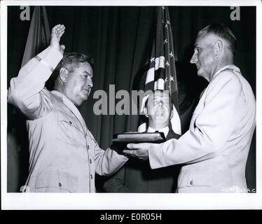 Lug. 07, 1957 - Generale Curtis LeMay è giurato come Vice Capo del personale mediante il Mag. Gen. Reginald Harmon, Air Force giudicare l'avvocato generale, durante le cerimonie del Pentagono, 1 luglio 1957. Segretario della Air Force James Douglas officiato. Foto Stock