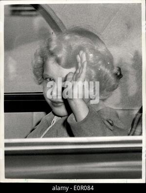 23 maggio 1957 - 23-5-57 Princess Anne va per un drive, ancora senza il Principe Charles. Keystone Foto Mostra: S.A.R. Princess Anne Foto Stock