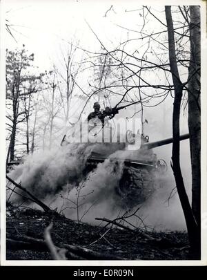 31 maggio 1957 - Gli uomini della seconda Armored Cavalry un ''Agoressor'' serbatoio colpisce un Hink durante un esercizio di formazione condotta gli uomini della seconda Armored reggimento di cavalleria, Fort George G. Meade, Maryland Foto Stock