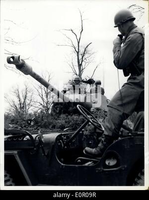 31 maggio 1957 - Gli uomini della seconda Armored Cavalry - un comandante di plotone, Foreground, comunica con un serbatoio sergente Abord e M-41 Serbatoio durante un esercizio di formazione effettuata dalla seconda Armoed reggimento di cavalleria, Fort George G. Meade, Maryland. Foto Stock