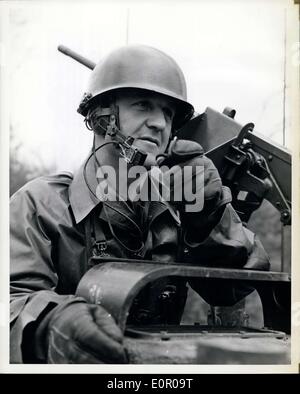 31 maggio 1957 - Gli uomini della seconda Armored Cavalry - un comandante di plotone, Foreground, comunica con un serbatoio sergente Abord e M-41 Serbatoio durante un esercizio di formazione effettuata dalla seconda Armoed reggimento di cavalleria, Fort George G. Meade, Maryland. Foto Stock