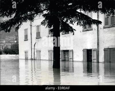 Giugno 06, 1957 - Le inondazioni in Francia Southren: mostra fotografica di una strada in Bragelonnette Southren (Francia) allaga completamente come un risultato di oltre il flusso del fiume locale. Foto Stock