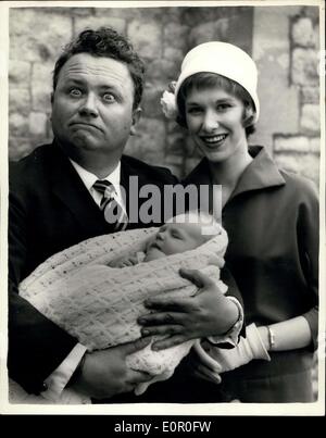 Giugno 06, 1957 - Harry Secombe è padrino al battesimo della TV attrice del figlio: il Battesimo ha avuto luogo oggi a St. James's Church, Gunnersbury, Chiswick, di Alaster, i due mesi di età figlio di Wendy Caig, l'attrice di TV e Jack Bentley, giornalista. Harry Secombe fu padrino. Mostra immagine: Harry Secombe visto come egli guarda il bambino, tenuto da sua madre, Wendy Craig, dopo oggi il battesimo. Foto Stock