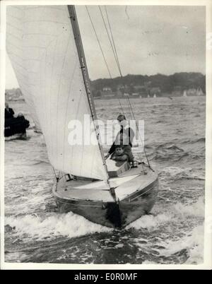 Agosto 06, 1957 - Il principe Carlo va Yacht Racing con suo padre a Cowes.: il Principe Carlo ha accompagnato il suo padre. Il Duca di Edimburgo, nel ''Bluebottle'', che è di proprietà del Duca e la Regina - quando i concorrenti in un drago gara cless, in Cowes Regata oggi. La foto mostra il Principe Carlo visto con suo padre il Duca di Edimburgo, e il sig. Uffa Fox, a bordo della ''Bluebottle'' a Cowes oggi. Foto Stock