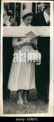 Giugno 06, 1957 - Derby giorno presso la Epsom principessa Margaret studi la sua gara Scheda: mostra fotografica permanente per i binari - La Principessa Margaret studi la sua gara card - presso la Epsom questo pomeriggio. Foto Stock