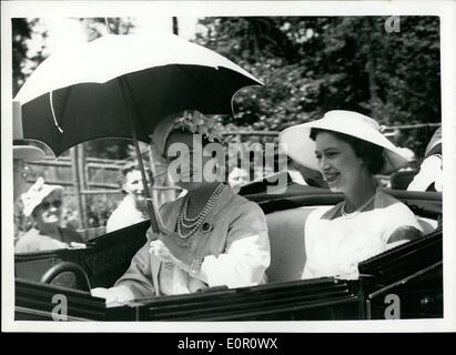 Giugno 06, 1957 - Terza giornata di Ascot .Royal arrivare. Mostra immagine: la Regina Elisabetta la regina madre e la principessa Margaret visto sul loro modo al corso inott questo pomeriggio. Foto Stock