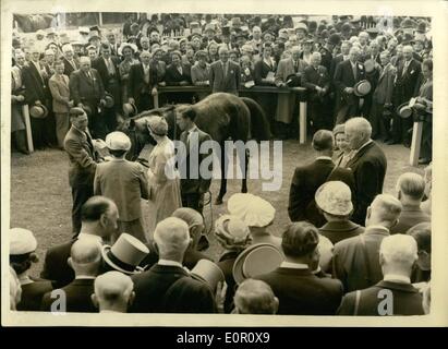 Giugno 06, 1957 - ''Carrozza'' vince ''l'Oaks'' per la regina. Il vincitore nel paddock.: cavalcato da Lester Piggott, ''Carrozza'' di proprietà di H.M. La Regina - questo pomeriggio ha vinto ''l'Oaks'' - da 'Silken Glider" (J. Eddery) con Rose Royale'' (J. Massard) al terzo posto. La foto mostra vista generale che mostra la scena nel paddock - dopo la regina aveva portato in ''Carrozza'' che è visto con la regina madre e la principessa Margaret. La regina parla ai funzionari - a destra. Foto Stock