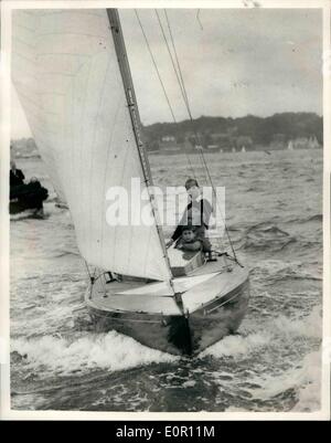 Agosto 08, 1957 - Il principe Carlo va yacht racing con suo padre a Cowes. Il principe Carlo ha accompagnato il suo padre, il Duca di Edimburgo, nel ''Bluebottle'', che è di proprietà del Duca e la regina- -quando i concorrenti in una classe di drago di gara, in Cowes Regata oggi. La foto mostra il principe Carlo visto con suo padre il Duca di Edimburgo, e il sig. Uffa Fox, all'estero ''Bluebottle'' a Cowes oggi. Foto Stock