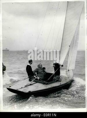 Agosto 08, 1957 - Il principe Carlo va yacht racing con suo padre a Cowes. Il principe Carlo ha accompagnato il suo padre, il Duca di Edimburgo, nel ''Bluebottle'', che è di proprietà del Duca e la regina- -quando i concorrenti in una classe di drago di gara, in Cowes Regata oggi. La foto mostra il Principe Carlo visto con suo padre il Duca di Edimburgo, e il sig. Uffa Fox, all'estero ''Bluebottle'' a Cowes oggi. Foto Stock