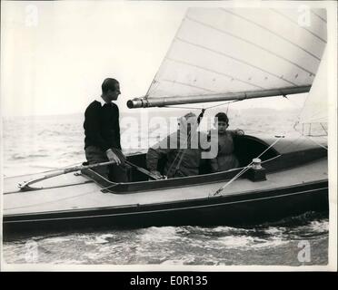 Agosto 08, 1957 - Il principe Carlo va Yacht racing - con il suo padre.. visto a bordo della ''Bluebottle''.: il Principe Carlo ha accompagnato il suo padre il Duca di Edimburgo in ''Bluebottle'' quando i concorrenti in un drago gara di classe a durante la regata Cowes oggi. Mostra fotografica di indossare una tuta impermeabile il Principe Carlo seduto tra MFFA Fox e Lieut. Il comandante A.T. Easton - nella ''Bluebottle'' - a Cowes oggi. Foto Stock