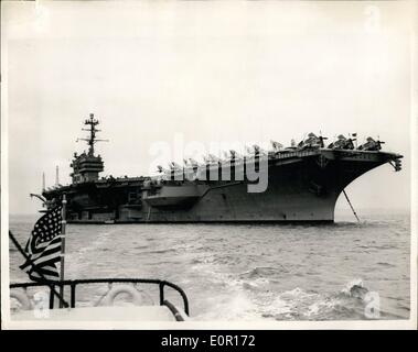 Sett. 09, 1957 - più grande del mondo di portaerei a Portsmouth. Il U.S.S Saratoga. Il più grande del mondo di portaerei il Museo della Portaerei U.S.S. Saratoga era quello di essere visto a Portsmouth oggi. Lei è un membro di molte navi prendendo parte alla più grande organizzazione del trattato del Nord Atlantico atleta di essere allestiti in Atlantico questa settimana. foto mostra la vista della USS Saratoga - come ella licenziare Portsmouth oggi. Lei è il più grande vettore aereo in tutto il mondo. Foto Stock