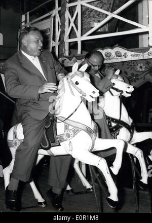 Sett. 06, 1957 - è divertente da guidare un Merry Go Round quando pony colorati andare intorno a. Bambini e adulti come per divertirsi e il Professor Forssmann che era stato assegnato il Premio Nobel a fare un giro durante la pausa della sua giornata di lavoro a una fiera a Bad Kreuznach (si vede lui nella nostra immagine in primo piano. Keystone Foto del 6 settembre 1957. Foto Stock