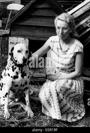 Joan Curtis e cane Simon che hanno trovato un corpo nel bosco Foto Stock