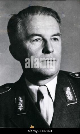 Sett. 24, 1957 - Il Ministro della difesa tedesco Franz Josef Strauss (Strauss) respingeva il personale militare manager della Bundeswehr, Brigade-General Burkard Muller-Hillebrand (BURKHARD MULLER-HILLEBRAND). Diverse interpretazioni della politica del personale ha indotto il ministro Strauss a questa fase. Muller-Hillebrand è stato respinto, in quanto egli non prestare attenzione a una promozione che Strauss aveva suggerito. La foto mostra respinto Brigade-General Muller-Hillebrand. Foto Stock