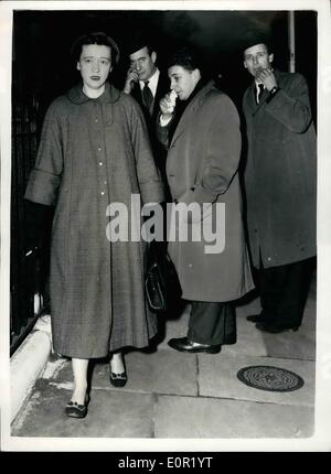 Sett. 09, 1957 - Pietro Annigoni della nuovissima protege ungherese nato Susi Robosz.: venti sette anni di vecchio ungherese nasce Miss Susie Robosz si aspetta per andare negli Stati Uniti con Pietro Annigoni - quando egli apre la sua prima mostra a New York nel mese di novembre. Miss Roboss è un artista nel suo proprio diritto - ed è Annigoni di ultima proetà - ha dipinto ritratti di molti ben noti di persone - tra cui la Maharance di Jaipur - Claire Bloom - e attrice Maria Ur. Miss Robosz incontrò per la prima volta Annigoni alla vista privata della prima esposizione dei suoi disegni - e gli ha chiesto se lui avrebbe preso il suo come un allievo Foto Stock