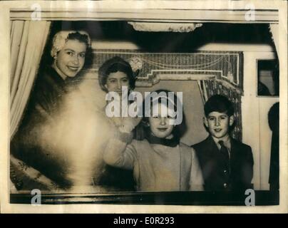 Il 12 Dic. 1957 - Royals lasciare per Sandringham per vacanze di natale e capodanno. Princess Anne onde dal finestrino del treno reale, come la famiglia reale partono dalla stazione di King Cross , Londra per Sandringham, all'inizio delle loro vacanze di Natale. Con la principessa Anne è H.M la regina , la principessa Margaret e il Principe Charles. La regina madre può solo essere visto dietro il sipario sulla destra. Foto Stock