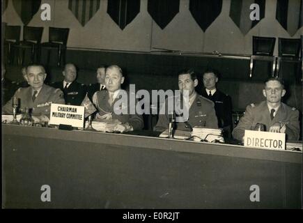 Il 12 Dic. 1957 - Vertice NATO riunione Lunedi: 15 CAPI DEL PERSONALE SI INCONTRANO A PARIGI. Quindici capi di stato maggiore dei paesi della NATO si sono incontrati a Parigi di oggi. Da sinistra a destra: GENERALE JEAN PIATTE (Francia), HASSELMAN GENERALE (Netherland, PRESIDENTE DEL COMITATO MILITARE), LT. -Il colonnello VAN DISHOECK (Netherland) e gen. LOIRET (Francia) Foto Stock