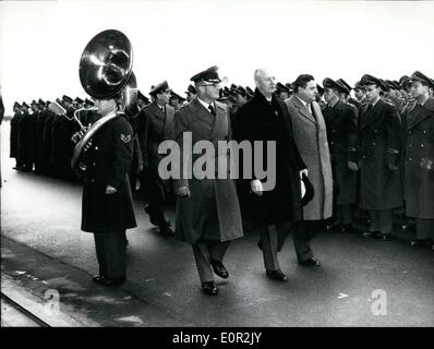 Il 12 Dic. 1957 - Quattro US-basi Air-Force girato per il tedesco Air-Force: quattro basi aeree - Erding, Fuerstenfeldbruck, Landsberg e Kaufbeuren- è stato girato per il tedesco Air-Force dalle autorità statunitensi. Ambasciatore statunitense in Germania, il signor David K. E. Bruce e la Germania il Segretario della Difesa erano presenti alla cerimonia di Erding. La foto mostra da sinistra a destra il colonnello Elliot, come vice comandante generale della US Air-Force, ambasciatore David K.E. Bruce e la Germania il Segretario della Difesa Franz Josef Strauss passando la guardia d'onore della tedesca Air Force in Erding. Foto Stock