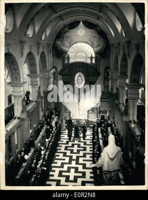 Il 12 Dic. 1957 - Regina presso San sposa la Chiesa ri-dedizione Servizi.: H.M. della Regina e del Duca di Edimburgo ha partecipato oggi alla re-impegno di servizio il restaurato San sposa la Chiesa, Fleet-street, che era attaccato durante i bombardamenti del 1930. Sua Maestà ha svelato il memoriale reredos che è stata dedicata dal vescovo di Londra alla memoria del governatore Edward Winslow e i Padri Pellegrini. Mostra fotografica di H.M. La regina svelando la reredos (sulla destra), in san sposa la Chiesa di oggi. Il Duca di Edimburgo è a sinistra con il vescovo di Londra. Foto Stock