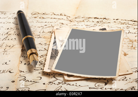 Penna stilografica e immagini sul vecchio lettere Foto Stock