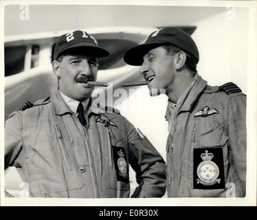 Nov. 08, 1957 - R.A.F. Gli equipaggi di ritorno dal Regno di Stato prove di bombardamento. Completare con i sigari: R.A.F. Il bombardamento di squadre con cui ha preso parte negli Stati Uniti Strategic Air Command concorso di bombardamenti in Florida - restituito al R.A.F. Wittering, Northants oggi. Il coraggioso equipaggio è venuto 11th. fuori di 90 equipaggi. La foto mostra il completo con i sigari e il copricapo americano - da sinistra a destra: - Volo Lieut. Gordon Harper (31) Co-Pilot da Farmborough, somerset - SQD e. Leader Ronald William Payne (34) capitano da Londra. Foto Stock