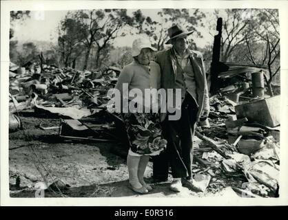 Nov. 11, 1957 - Heartbreak per età giovane australiano: Per la seconda volta in sei anni - MR e MRS. Giuseppe Waddngton di Faulconbridge, Australia - ha visto molto di loro proprietà rovinato - da disastrosi incendi boschivi. Il giovane hanno vissuto in Faulconbridge sin dal 1937 - e parte della loro casa venne distrutta nel 1951. La foto mostra il Sig. Giuseppe (85) e di sua moglie la signora Elsie Waddington visto come stanno mezzo le macerie della loro 30ft Servizio lavanderia - che è stato distrutto in un disastroso Bush fire a FaulcoBridge, Australia. Il fuoco è venuto con 10 piedi di loro principale home edificio. Foto Stock