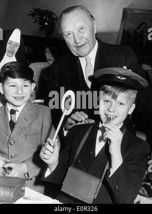 Dottor Konrad Adenauer visite negli orfanotrofi Foto Stock